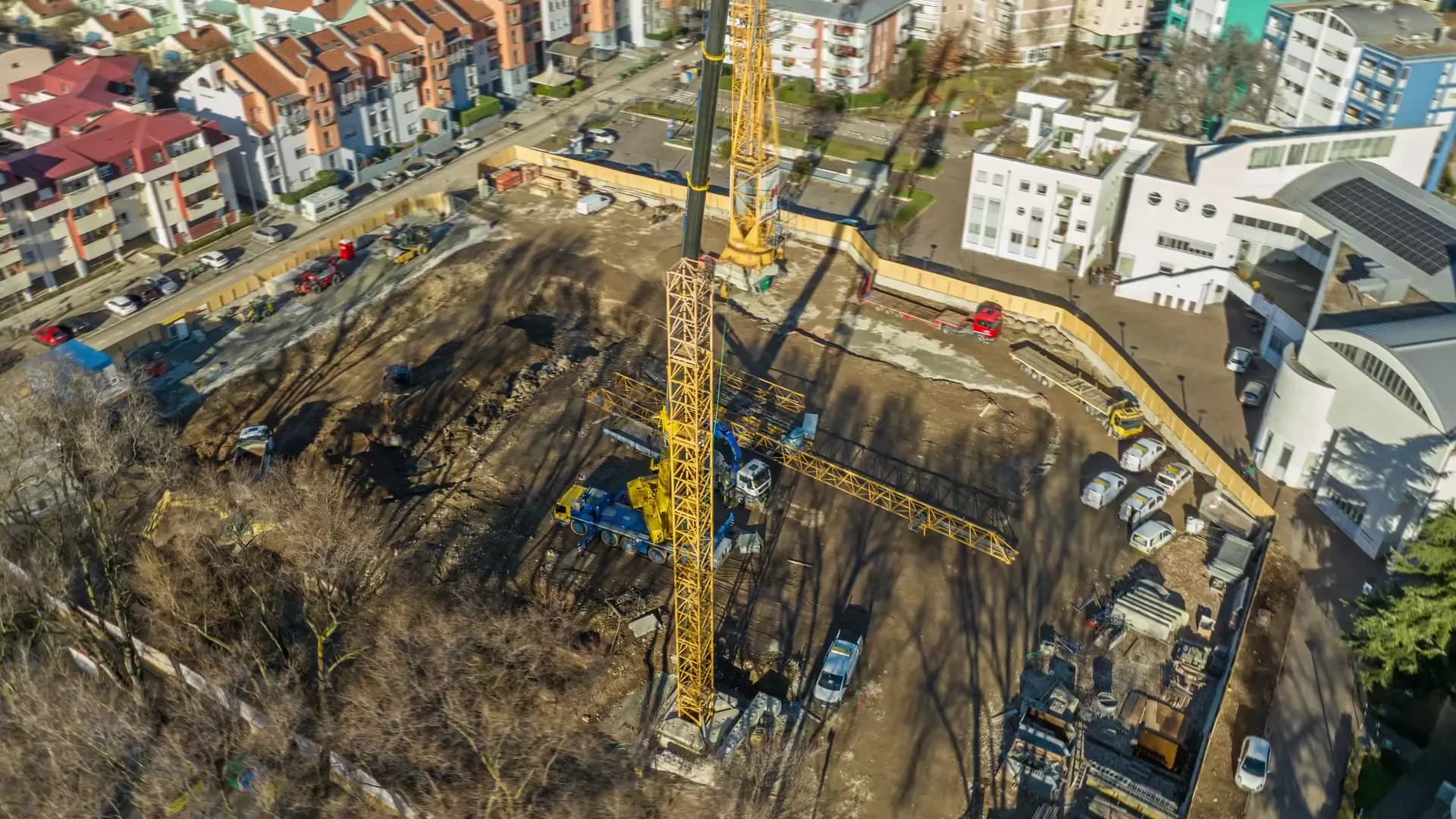 Timelapse di cantiere Alto Adige, vista aerea di un cantiere con gru