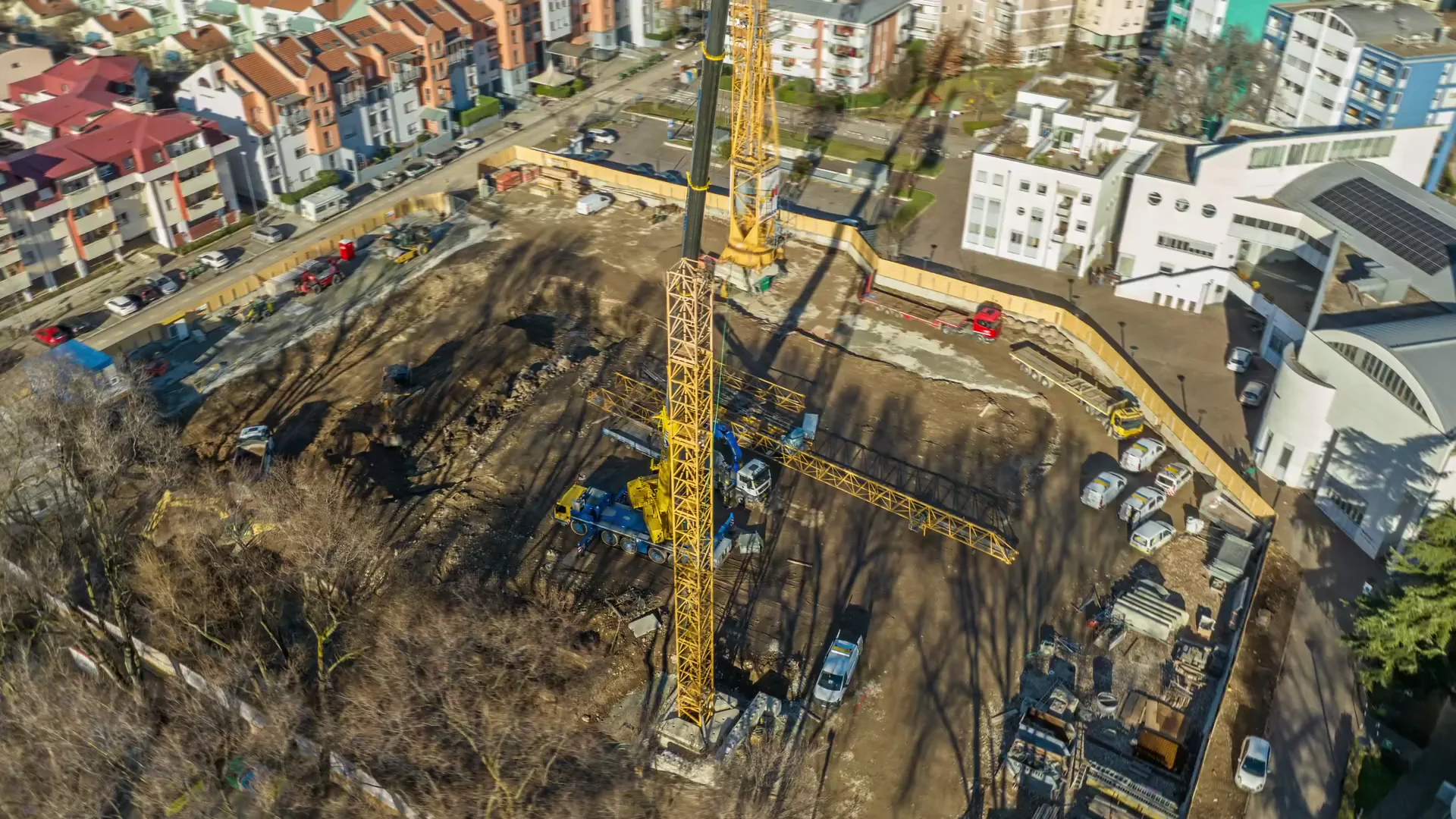 Baustellen Zeitraffer Südtirol, Luftaufnahme einer Baustelle mit Kran